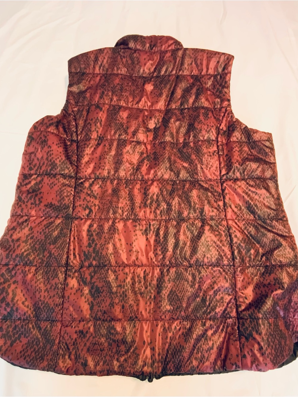 Chico's quilted puffer vest in a maroon and black printed design Size 3 - Picture 3 of 7